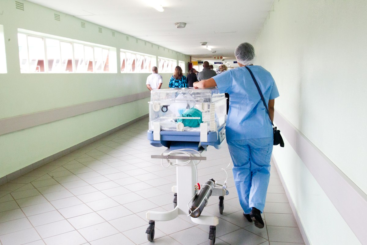 Hospital Code Blue Protocols & Crash Cart Governance in India: NABH Resuscitation Standards, Defibrillator Audits, and Emergency Drug Workflows (2026 Guide)